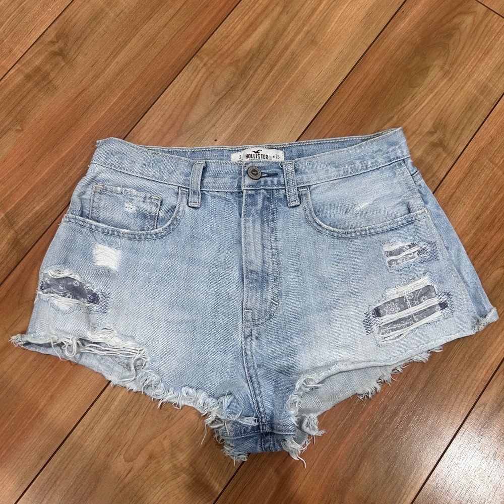 Hollister distressed jean shorts size 26